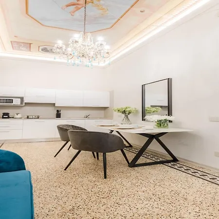 Luxury With Courtyard Pool 아파트 루카