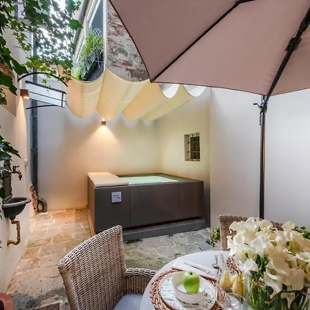 Luxury With Courtyard Pool 아파트 루카