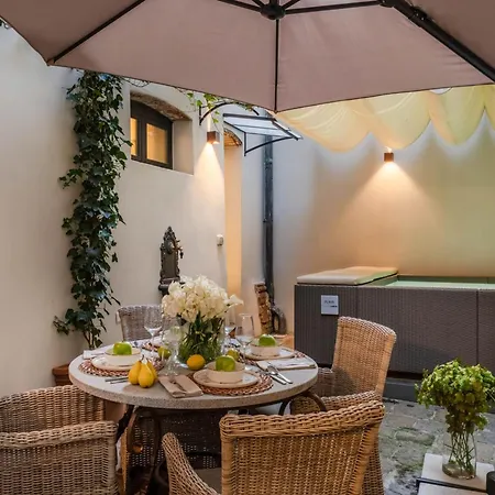 Luxury With Courtyard Pool 아파트