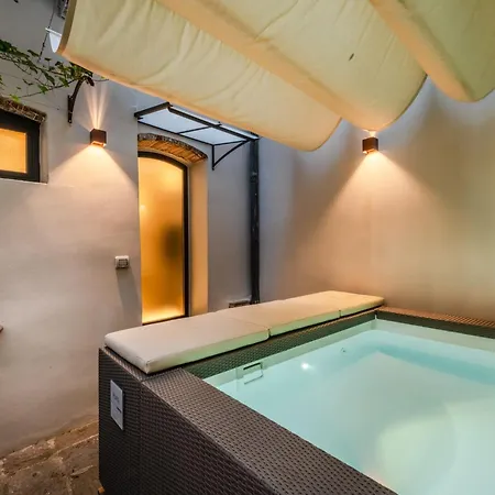 Luxury With Courtyard Pool 아파트