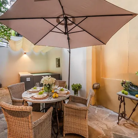 Luxury With Courtyard Pool 루카