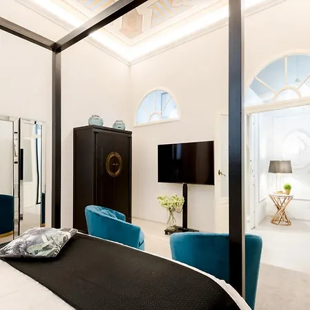 Luxury With Courtyard Pool 아파트
