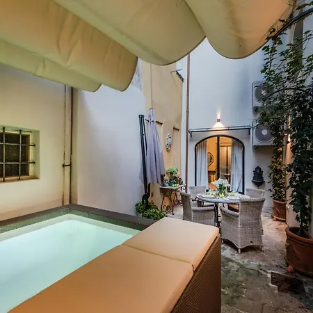 아파트 Luxury With Courtyard Pool 루카