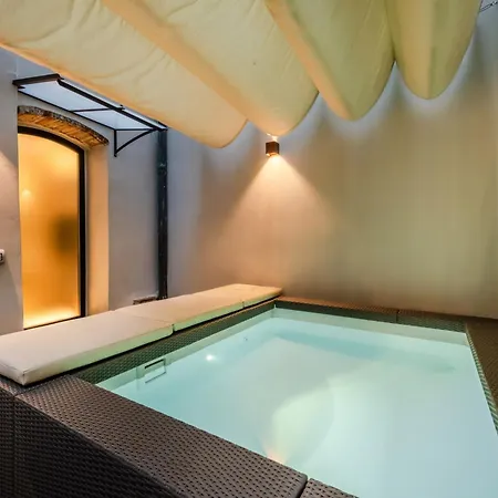 Luxury With Courtyard Pool 루카